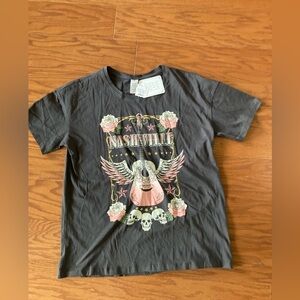 Messy buns lazy days Nashville tee shirt nwt Size Lg
Skulls Roses Music Guitar